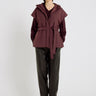 Doudoune kimono femme bordeaux, volume ample, capuche ajustable, ceinture surpiquée – Susan
