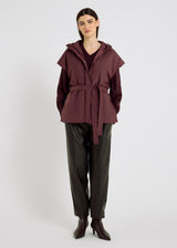 Doudoune kimono femme bordeaux, volume ample, capuche ajustable, ceinture surpiquée – Susan

