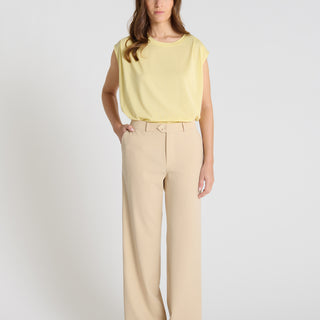 Pantalon tailleur beige sable femme, jambe droite longue, pli marqué devant - Tadi
