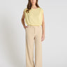 Pantalon tailleur beige sable femme, jambe droite longue, pli marqué devant - Tadi
