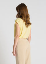 Vue arrière pantalon tailleur beige, poche passepoilée dos, fermeture zip bouton - Tadi
