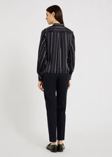 Tenue élégante femme pantalon bleu marine droit, tissu fluide structuré – Tomas
