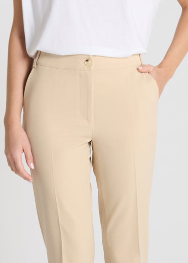 Détail pantalon beige sable, poches fonctionnelles, fermeture boutonnée devant - Tomas
