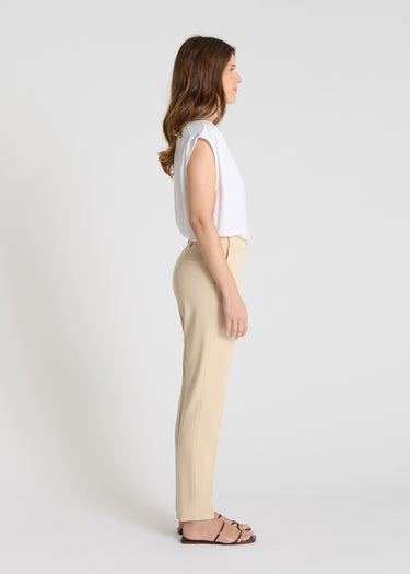 Vue arrière pantalon tailleur beige, passepoil dos discret, finitions soignées - Tomas

