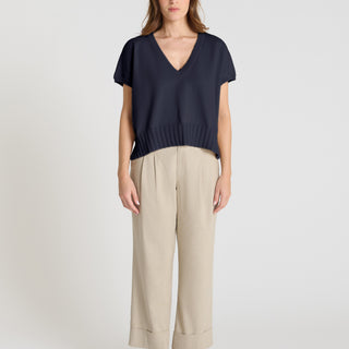 Pull sans manches femme bleu nuit en maille de coton, encolure V, porté avec pantalon beige - Vue de face Tournesol
