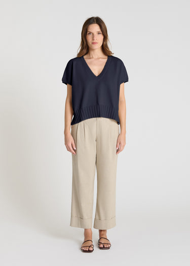 Pull sans manches femme bleu nuit en maille de coton, encolure V, porté avec pantalon beige - Vue de face Tournesol
