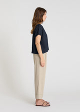 Pull sans manches bleu nuit femme, volume boîte moderne, nervure horizontale au dos - Vue de profil Tournesol
