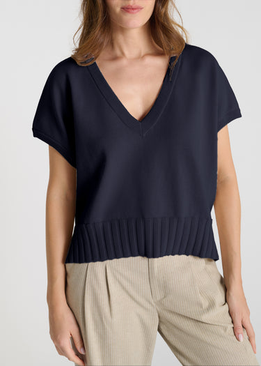 Détail pull sans manche femme bleu nuit, maille de coton premium, bord-côte graphique - Vue rapprochée Tournesol
