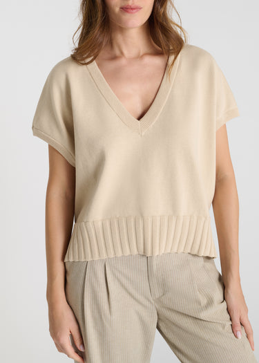 Détail pull Tournesol beige sable maille coton col V bord-côte bas nervure dos
