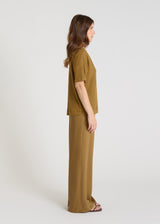 Détail t-shirt lin col V bronze, jersey léger naturel, coupe fluide confortable - Valerio
