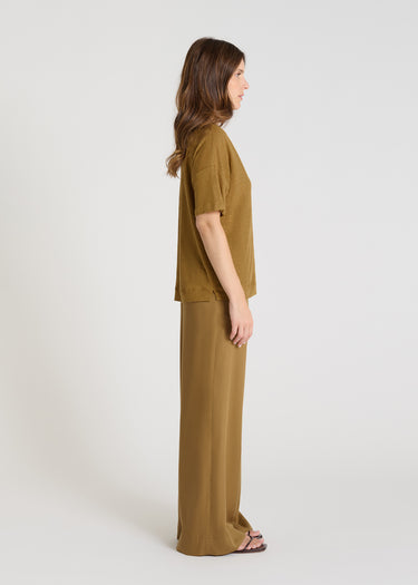 Détail t-shirt lin col V bronze, jersey léger naturel, coupe fluide confortable - Valerio
