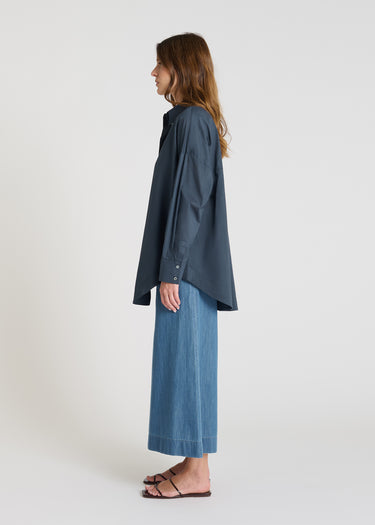 Détail chemise voile coton bleu marine, col boutonné nacre, patte dissimulée - Vani
