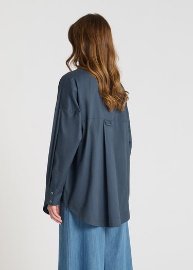 Vue arrière chemise bleu marine, découpe dos élégante, base arrondie fluide - Vani
