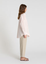 Détail chemise voile coton rose, col boutonné nacre, patte boutonnage dissimulée - Vani
