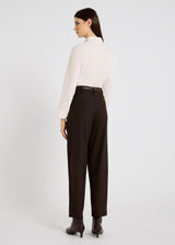 Pantalon femme chic rayé marron chocolat, plis bas de jambes, tenue décontractée – Victorio R
