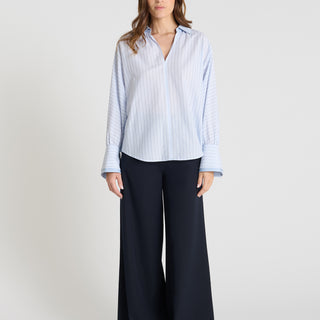 Blouse rayée bleu ciel twill coton, col ouvert avec fronces, manches longues, chemisier femme chic élégant
