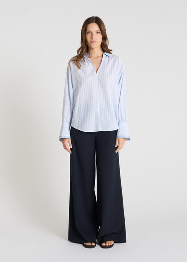 Blouse rayée bleu ciel twill coton, col ouvert avec fronces, manches longues, chemisier femme chic élégant

