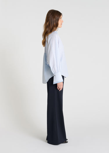 Vue dos blouse rayée bleu ciel, empiècement contrasté froncé, chemisier femme coton style fluide structuré
