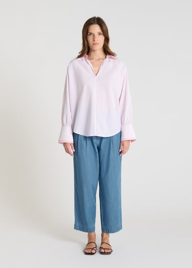 Blouse rayée bleu ciel twill coton, col ouvert avec fronces, manches longues, chemisier femme chic élégant

