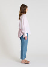 Vue dos blouse rayée bleu ciel, empiècement contrasté froncé, chemisier femme coton style fluide structuré
