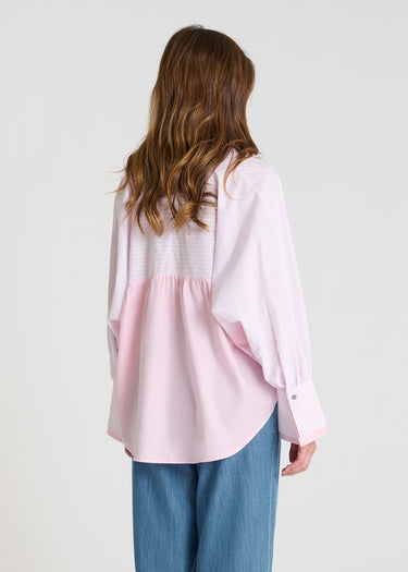 Détail chemisier femme bleu ciel rayé, manches longues bouffantes, larges poignets boutonnés, blouse chic coton
