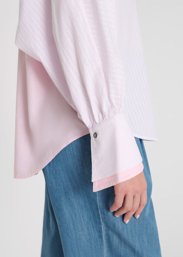 Blouse femme chic bleu ciel rayée, twill de coton, chemisier col ouvert élégant jeu de matières
