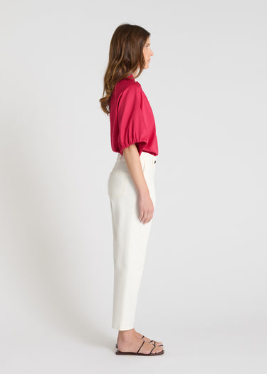 Détail jean blanc cassé, plis couchés devant, denim souple confortable - Vikram
