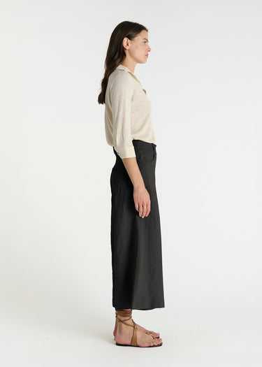 Jupe-culotte lin noir femme Zafar portée avec chemisier blanc, détails passants croisés et poches plaquées
